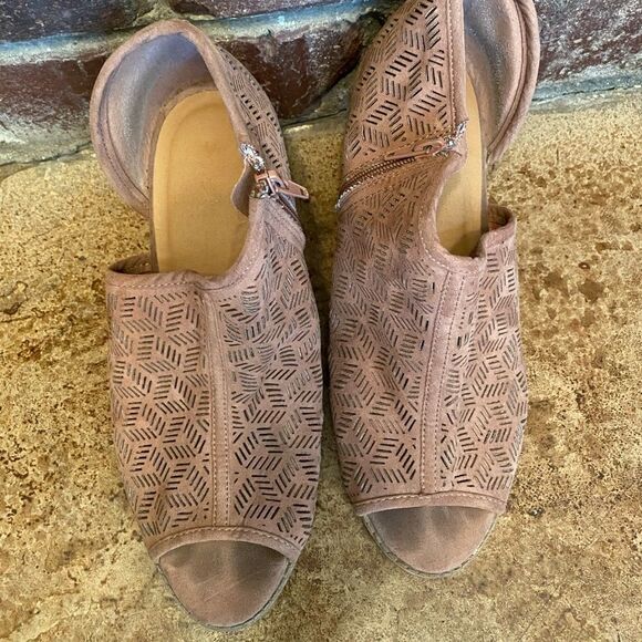 QUPID rose Taupe Half d'Orasy Peep Toe side zip laser cut Perforated Booties‎ - Picture 3 of 7